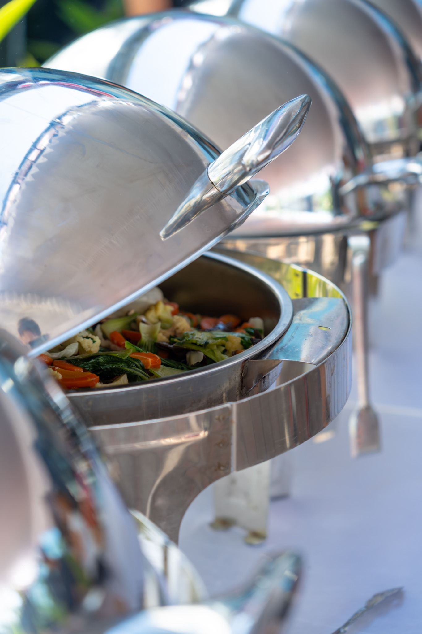 Professionelle Buffetstation mit Warmhaltesystemen für Catering