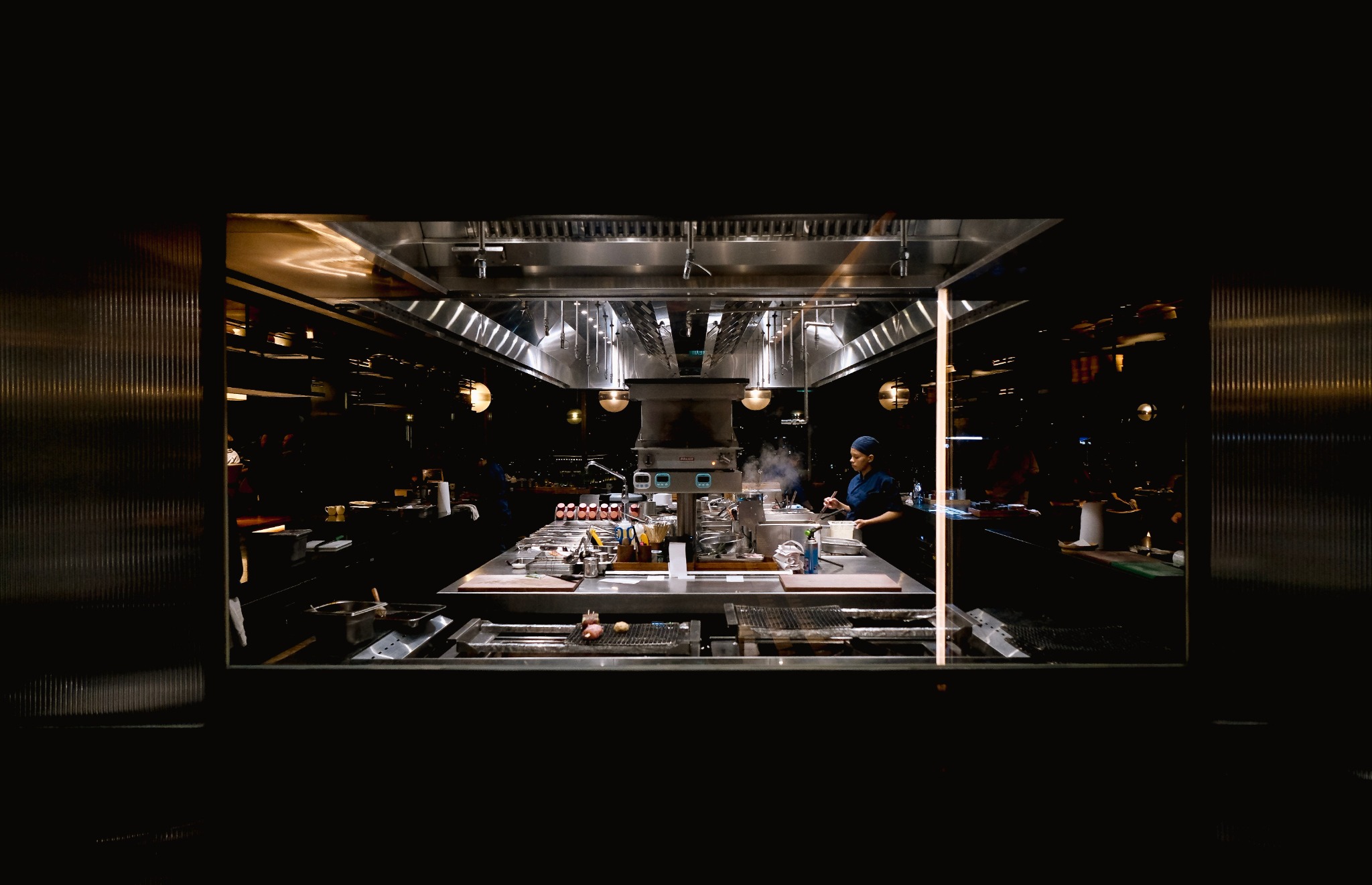 Offene professionelle Küche in einem Gastronomiebetrieb