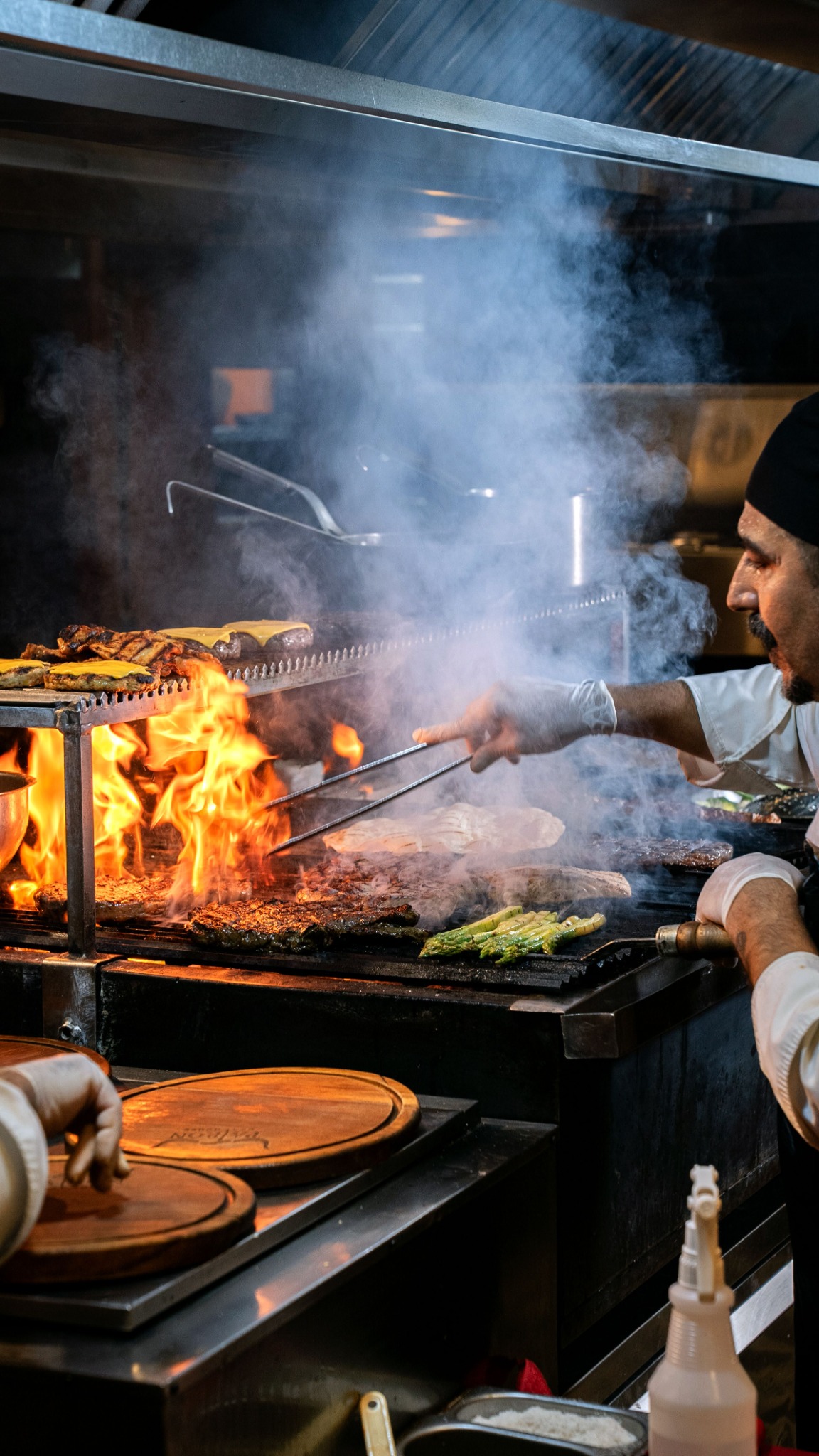 Koch an einem gewerblichen Grill mit hoher Prozesswärme