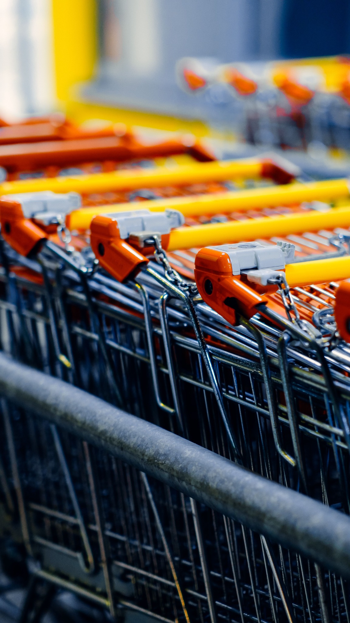 Einkaufswagen eines Lebensmittelmarkts als Symbol für den Filialhandel